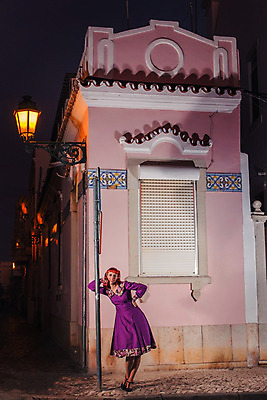 포토 JPG 해외이미지 모델 라이프스타일 드레스 여자 행복 포즈 휴식 거리 주택 한명 야외 유행 보라색 새벽 수확 도시 화려 모서리 우아함 저녁 작음 복고 빨간머리 해외202004 해외포토 자연요소 1 헤어스타일 옷 감정 컬러 컨셉 농업 사람 건물 생활 야간 크기 파일형식 이미지허브