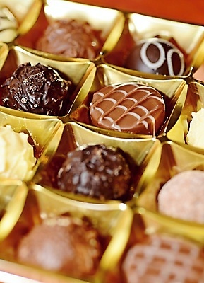 포토 JPG 해외이미지 디저트 사탕 종류 사람없음 세로 상자 갈색 과자 초콜릿 어둠 우유 흰색 황금 고급 달콤 모음 코코아 해로움 프랄린 해외202004 해외포토 음료 음식 컬러 컨셉 유제품 맛 파일형식 이미지허브