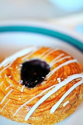 포토 JPG 해외이미지 접시 음식 다이어트 과일 디저트 건강 덴마크 사람없음 갈색 과자 식사 빵집 껍질 흰색 신선 황금 달콤 맛 아침식사 굽기 먹기 블루베리 토핑 페스츄리 핸드메이드 해외202004 해외포토 식기 빵 컬러 컨셉 모션 북유럽 상점 구이 파일형식 이미지허브