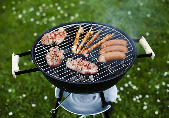 포토 JPG 해외이미지 주간 육류 요리 사람없음 야외 파티 정원 꼬치 연기 그릴 바비큐 굽기 소시지구이 해외202004 해외포토 자연요소 음식 식재료 주방용품 이벤트 소시지 구이 파일형식 이미지허브