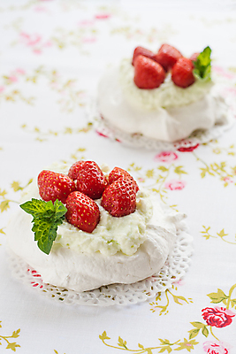 포토 JPG 해외이미지 딸기 디저트 실내 사람없음 아웃포커스 케이크 머랭 해외202004 파블로바 해외포토 음식 과일 촬영기법 내부 파일형식 이미지허브