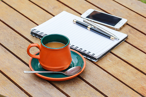 포토 JPG 해외이미지 행복 커피 음료 백그라운드 상의 비즈니스 탁자 아침 모바일 휴식 사람없음 목재 컵 스마트폰 핸드폰 펜 갈색 숟가락 쪽지 공책 어둠 카페 기쁨 추위 신선 뜨거움 아침식사 매끈함 냄새 점토 에스프레소 내추럴 단절 카페인 힙스터 안락 해외202004 해외포토 주간 나무 식기 옷 패션 감정 컬러 가구 컨셉 재료 문구용품 수저 전자제품 스마트기기 필기구 상점 식사 감각 파일형식 이미지허브