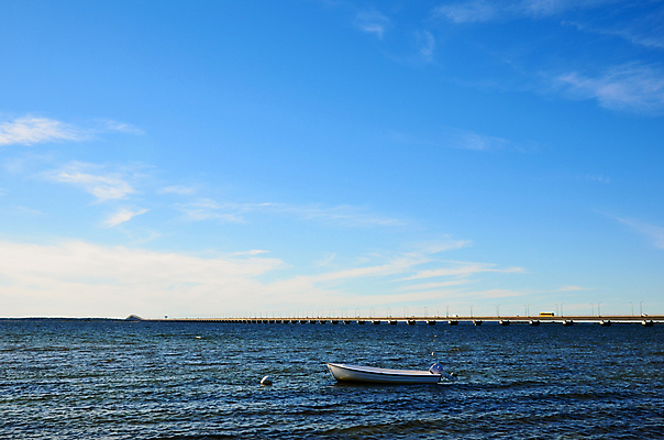 포토 JPG 해외이미지 구름 도로 호수 바다 섬 교통시설 자연 하늘 휴가 스웨덴 풍경 사람없음 야외 물 파란색 여행객 환경 맑음 흰색 보트 연결 노젓기 건너기 스칸디나비아 해외202004 해외포토 자연요소 길 컬러 교통 배_교통 모션 날씨 북유럽 사람 시설 생태계 파일형식 이미지허브