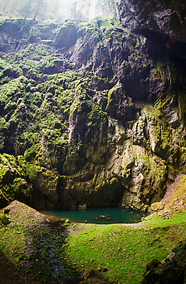 포토 JPG 해외이미지 나무 식물 유럽 지구 호수 여행 자연 하늘 산 바닥 이끼 경사 사람없음 야외 초록색 물 골짜기 어둠 바위 구멍 틈 동굴 큼 체코 지하 내추럴 깊이 땅바닥 지질학 해외202004 해외포토 자연요소 교육 나라 컬러 돌_바위 크기 생태계 파일형식 이미지허브
