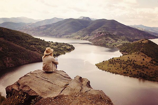 포토 JPG 해외이미지 구름 라이프스타일 여자 행복 스포츠 여행 자연 성공 휴가 산 함께함 서기 풍경 사람없음 물 여름 태양 여행객 계곡 일몰 트래킹 하이킹 자유 청바지 시골 정상 블로거 하이커 해외202004 해외포토 자연요소 계절 감정 컨셉 바지 모션 레저 사람 생활 노을 생태계 파일형식 이미지허브