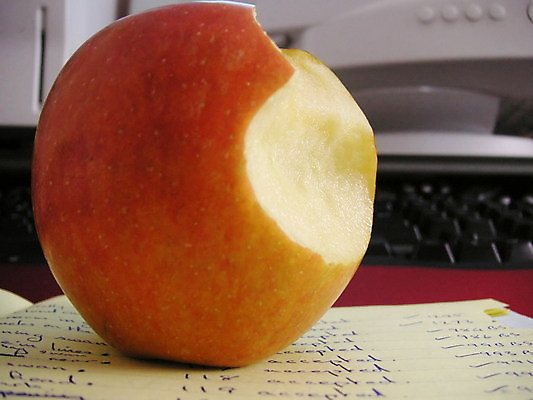 포토 JPG 해외이미지 손 휴식 노동자 사람 사람없음 컴퓨터 사무실 키보드 업무 사과 상쾌 토막 단절 해외202004 해외포토 직업 감정 컨셉 과일 비즈니스 신체부위 전자제품 작업 파일형식 이미지허브