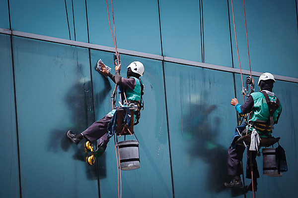 포토 JPG 해외이미지 주간 전신 남자 외벽 앉기 빌딩 성인 야외 두명 건물 뒷모습 반사 승차 닦기 청소부 유리창청소 성인남자만 해외202004 외벽청소 해외포토 자연요소 직업 건축물 벽 뷰포인트 모션 사람 청소 남자만 성인만 파일형식 이미지허브