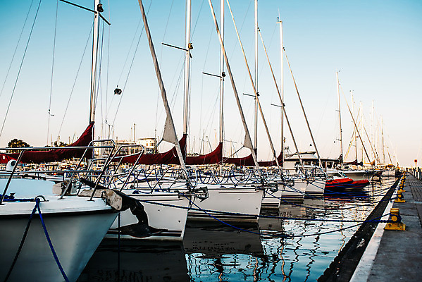 포토 JPG 해외이미지 라이프스타일 유럽 밧줄 스포츠 바다 여행 요트 교통시설 하늘 휴가 항해 사람없음 야외 물 파란색 반사 맑음 일몰 흰색 보트 재산 고급 갑판 함선 포트 모터 해외202004 해외포토 자연요소 나라 줄 컬러 교통 컨셉 배_교통 날씨 생활 금융 노을 시설 파일형식 이미지허브