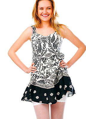 포토 JPG 해외이미지 1 옷 여자 행복 얼굴 백그라운드 한명 웃음 사람 성인 빨간색 유행 활발 흰색 오픈 입 어깨 싱글 여름옷 고립 진짜 해외202004 해외포토 감정 컬러 컨셉 표정 신체부위 파일형식 여름_계절 이미지허브