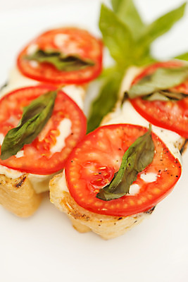 포토 JPG 해외이미지 전통 접시 음식 빵 다이어트 토마토 채소 재료 치즈 샌드위치 건강 요리 사람없음 빨간색 초록색 식사 저녁식사 이탈리아 샐러드 신선 지중해 만취 허브 카나페 올리브 후추 바질 점심식사 모짜렐라치즈 브루스케타 채식주의자 카프레제 개조 해외202004 해외포토 식물 식기 열매 유럽 바다 컬러 유제품 서양음식 향신료 채식 술취함 파일형식 이미지허브