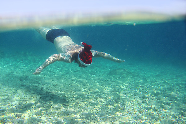 포토 JPG 해외이미지 백인 남자 수영복 모래 바다 여행 컨셉 크리스마스 휴가 휴식 새해 한명 사람 빨간색 물 파란색 선글라스 산타클로스 수중 수영 잠수부 아래 순수 다이빙 베트남 수영선수 크로아티아 이국적 터키석 파라다이스 클라우스 해외202004 해외포토 자연요소 서양인 1 옷 기념일 유럽 안경 컬러 운동선수 동남아시아 수상스포츠 전문직 보석 방향 위치 수중스포츠 파일형식 이미지허브