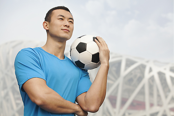 포토 JPG 해외이미지 스포츠 로우앵글 티셔츠 축구공 하늘 짧은머리 기술 건강 한명 서기 상반신 20대 야외 건물 아웃포커스 가로 파란색 컬러풀 축구 중국 힘 활발 잡기 결심 베이징 해외202004 해외포토 1 헤어스타일 건축물 아시아 뷰포인트 컬러 컨셉 셔츠 공 축구용품 모션 촬영기법 사람 청년 구기 파일형식 이미지허브