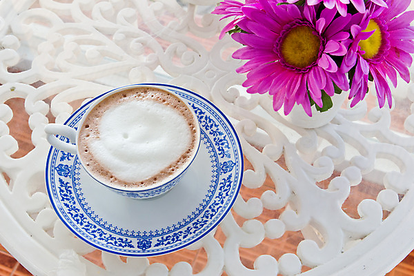 포토 JPG 해외이미지 꽃 커피 음료 음식 백그라운드 오렌지 탁자 아침 디저트 사람없음 컵 빨간색 갈색 초콜릿 거품 머그컵 흰색 뜨거움 액체 달콤 맛 아침식사 컵받침 향 코코아 카카오 해외202004 해외포토 주간 식물 식기 컬러 가구 컨셉 과일 식사 받침대 파일형식 이미지허브