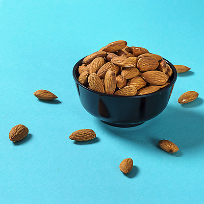 포토 JPG 해외이미지 그릇 백그라운드 다이어트 건조 사람없음 파란색 아몬드 해외202004 해외포토 식기 컬러 건강 견과류 파일형식 이미지허브