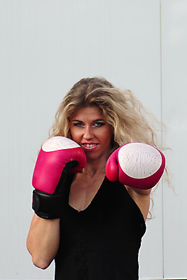 포토 JPG 해외이미지 라이프스타일 손 여자 행복 얼굴 스포츠 장갑 백그라운드 건강 한명 사람 빨간색 운동 힘 권투 흰색 체육관 크로스핏 해외202004 해외포토 1 잡화 감정 컬러 생활 신체부위 격투기 파일형식 이미지허브