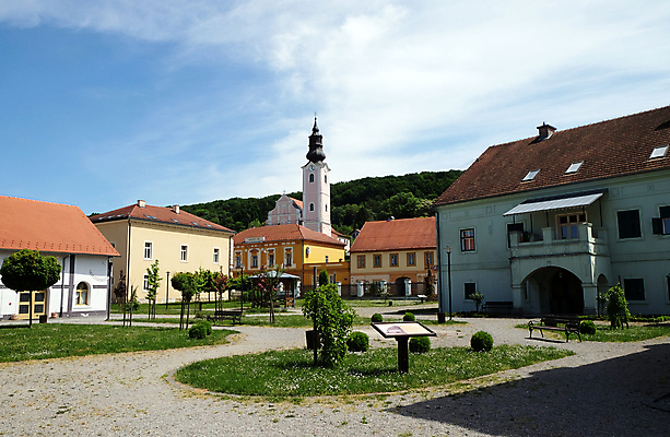 포토 JPG 해외이미지 길 여행 건축양식 자연 하늘 거리 주택 사람없음 야외 건물 파란색 관광지 산책로 도시 박물관 타운 크로아티아 구시가지 해외202004 해외포토 건축물 건축 유럽 컬러 생태계 파일형식 이미지허브
