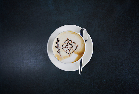 포토 JPG 해외이미지 커피 음료 여행 탁자 휴가 사람없음 장식 컵 여행객 초콜릿 어둠 이탈리아 거품 우유 흰색 도시 바 뜨거움 달콤 탈출 바리스타 타운 카푸치노 에스프레소 라트비아 리가 백자 옛날 해외202004 해외포토 직업 식기 유럽 컬러 가구 컨셉 디저트 유제품 북유럽 사람 도자기 맛 파일형식 이미지허브