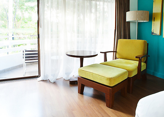 포토 JPG 해외이미지 옷 가구 거실 의자 창문 휴가 휴식 조명 주택 실내 사람없음 내부 빛 소파 문 침대 램프 커튼 책상 리빙 해외202004 해외포토 생활용품 컨셉 건물 파일형식 이미지허브