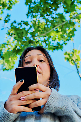 포토 JPG 해외이미지 학생 손 응시 여자 백그라운드 인터넷 텍스트 통신 성공 모바일 새로움 갈색머리 세포 한명 사람 성인 스마트폰 핸드폰 독서 흰색 잡기 오픈 입 메시지 스마트 긍정 충격 부름 타입 고립 문자메시지 셀룰러 해외202004 해외포토 1 헤어스타일 시선 컬러 컨셉 모션 신체부위 전자제품 스마트기기 파일형식 이미지허브