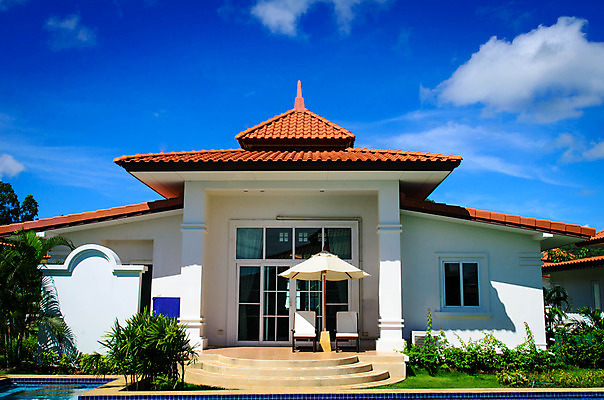 포토 JPG 해외이미지 외관 건축양식 가족 태국 부동산 주택 풍경 잔디 사람없음 건물 맑음 꿈 바위 재산 고급 저녁 큼 당구 싱글 투자 조경 리빙 이웃 교외 진짜 차고 해외202004 해외포토 식물 건축물 건축 아시아 컨셉 비즈니스 관계 날씨 금융 구기 돌_바위 야간 크기 파일형식 이미지허브