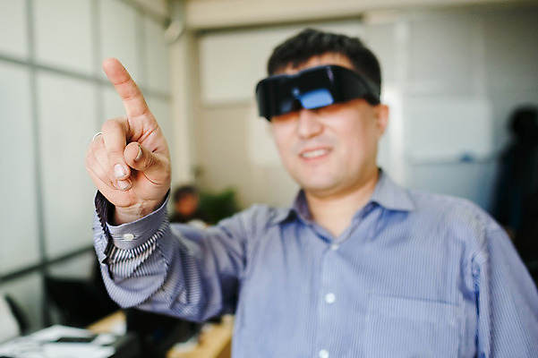 포토 JPG 해외이미지 손 남자 산업 과학 컨셉 인터넷 통신 손가락 유리 미래 기술 실내 한명 사람 컴퓨터 사무실 3D 디지털 스크린 헤드폰 터치 게임 가리킴 헬멧 사이버 전자 비전 혁명 게이머 가상 가상현실 인터랙티브 현실 획기적 강조 해외202004 해외포토 1 음향기기 비즈니스 재질 놀이 손짓 내부 신체부위 전자제품 보호장비 디지털합성 파일형식 이미지허브