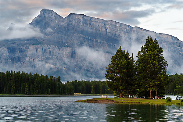 포토 JPG 해외이미지 구름 호수 여행 캐나다 북아메리카 자연 하늘 산 파노라마 국립공원 풍경 사람없음 야외 물 관광지 강 일출 환경 황혼 새벽 시골 정상 숲 당구 언덕 생태계 암초 내추럴 밴프 앨버타 절정 산맥 해외202004 해외포토 자연요소 공원 촬영기법 아메리카 구기 노을 일몰 파일형식 이미지허브
