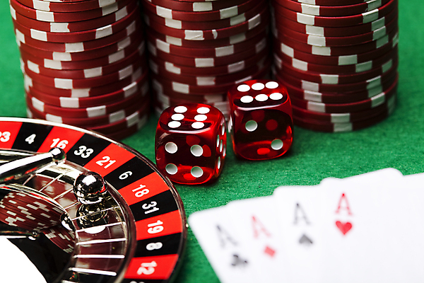 포토 JPG 해외이미지 실내 사람없음 쌓기 트럼프 포커칩 도박 소프트포커스 카지노 주사위 룰렛 겜블 초록배경 해외202004 해외포토 백그라운드 모션 촬영기법 내부 초록색 놀이용품 게임 포커 파일형식 이미지허브