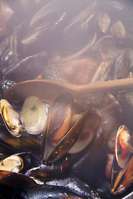 포토 JPG 해외이미지 조개 실내 요리 사람없음 뜨거움 연기 홍합 나무주걱 해외202004 해외포토 어패류 내부 목재 주걱 파일형식 이미지허브