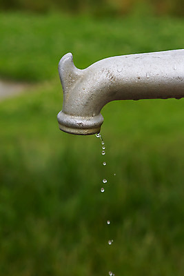 포토 JPG 해외이미지 음료 벽 백그라운드 자연 손잡이 사람없음 야외 초록색 물 여름 빛 달리기 금속 정원 젖음 흐름 추위 가을 신선 오픈 액체 떨어짐 갈증 철 순수 부식 수도꼭지 분무기 놋쇠 옛날 철강 공급 해외202004 해외포토 자연요소 계절 컬러 컨셉 모션 재질 생태계 파일형식 이미지허브