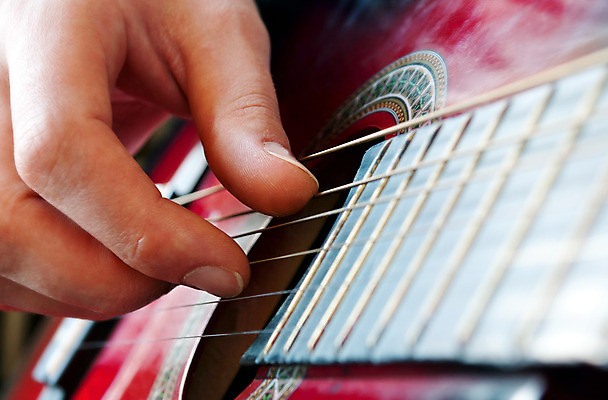 포토 JPG 해외이미지 손 디자인 남자 줄 음악 백그라운드 노래 손가락 놀이 미술 사람 사람없음 콘서트 공연 연주자 음악가 기구 기타 클래식 선택 묘사 질감 기타리스트 재즈 멜로디 뮤지컬 블루스 철강 플레이어 해외202004 해외포토 직업 컨셉 현악기 문화예술 이벤트 신체부위 파일형식 이미지허브