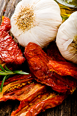 포토 JPG 해외이미지 토마토 채소 건조 마늘 사람없음 목재 빨간색 시골 로즈메리 해외202004 해외포토 나무 컬러 재료 허브 파일형식 이미지허브