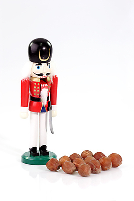 포토 JPG 해외이미지 계절 무기 인형 유니폼 크리스마스장식 크리스마스 겨울 수염 사람없음 목재 장난감 축제 힘 견과류 골동품 호두 병정 목각 헤이즐넛 해외202004 해외포토 나무 옷 기념일 재료 파일형식 이미지허브