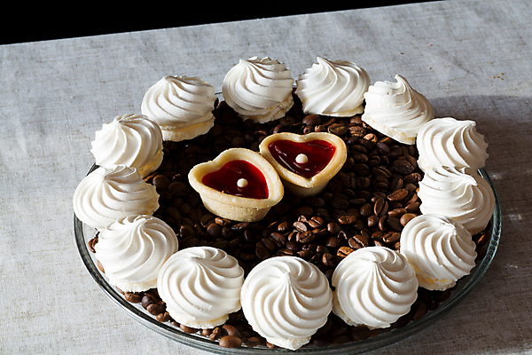 포토 JPG 해외이미지 접시 회색배경 서양음식 실내 사람없음 쿠키 원두 하트 달콤 머랭 해외202004 해외포토 모양 식기 커피 음식 백그라운드 디저트 내부 회색 맛 파일형식 이미지허브