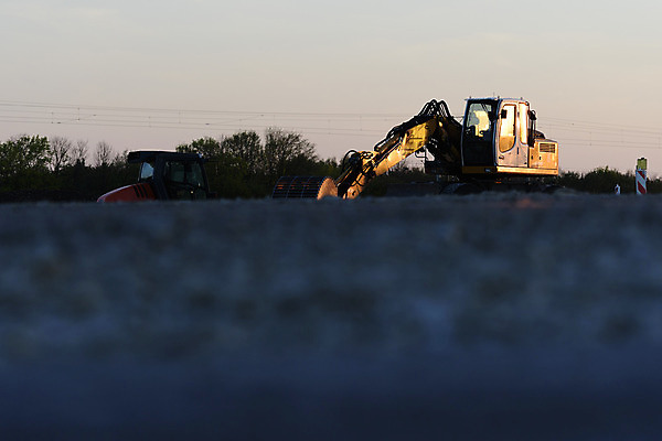 포토 JPG 해외이미지 직업 산업 지구 백그라운드 하늘 독일 사람없음 건물 파란색 노란색 기계 장비 큼 불도저 삽 발굴 개발 땅파기 바이에른 해외202004 해외포토 건축물 유럽 컬러 중장비 크기 파일형식 이미지허브