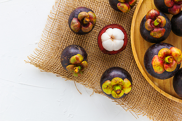 포토 JPG 해외이미지 단면 실내 사람없음 하이앵글 신선 열대과일 흰배경 나무쟁반 망고스틴 해외202004 해외포토 뷰포인트 백그라운드 과일 쟁반 내부 목재 흰색 파일형식 이미지허브