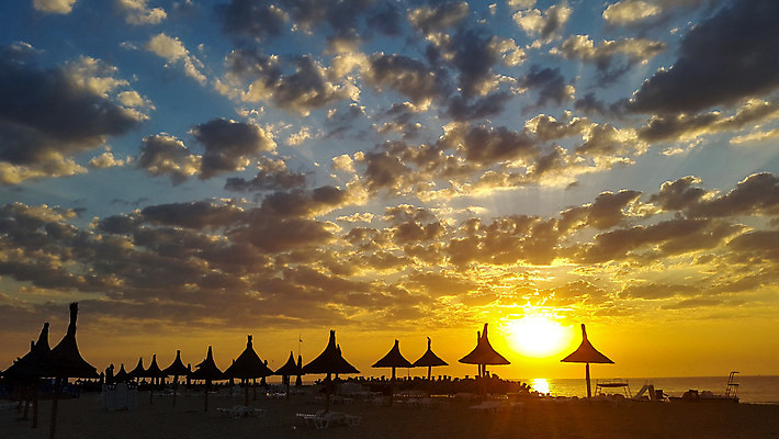 포토 JPG 해외이미지 구름 모래 바다 여행 우산 하늘 모바일 휴가 휴식 따뜻함 갈대 풍경 경사 사람없음 물 파란색 빛 태양 맑음 고요 일몰 광선 영혼 고독 작음 즐거움 만족 휴양지 부드러움 넘어짐 파라다이스 해외202004 해외포토 자연요소 식물 감정 컬러 컨셉 모션 날씨 노을 장소 감각 크기 파일형식 이미지허브