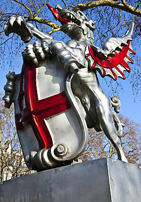 포토 JPG 해외이미지 영어 영국 잉글랜드 사람없음 조각상 용 깃발 도시 런던 해외202004 해외포토 문자 유럽 조형물 파일형식 이미지허브