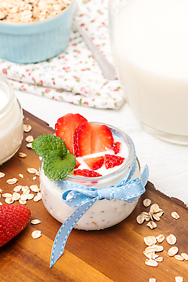 포토 JPG 해외이미지 그릇 리본 딸기 단면 유리병 디저트 실내 사람없음 시리얼 민트 흰배경 요거트 나무도마 해외202004 해외포토 식기 음식 백그라운드 과일 병_용기 유제품 도마 내부 목재 흰색 허브 파일형식 이미지허브