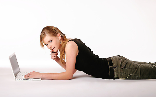 포토 JPG 해외이미지 생각 인터넷 통신 놀이 한명 노트북 컴퓨터 금발 사무실 흙 도전 업무 연결 거짓말 주장 해외202004 해외포토 1 헤어스타일 비즈니스 사람 전자제품 작업 파일형식 이미지허브