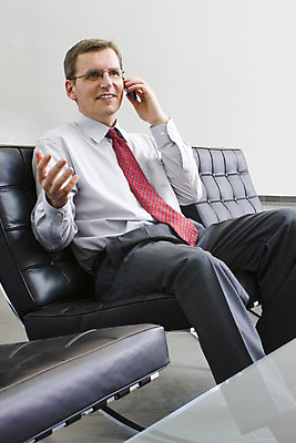 포토 JPG 해외이미지 중년 의자 비즈니스 탁자 넥타이 대화 한명 앉기 손짓 스마트폰 흰색 비즈니스맨 가죽 책상 회의실 경영자 정치가 해외202004 해외포토 직업 1 잡화 남자 컬러 가구 모션 말하기 사람 성인 핸드폰 스마트기기 직장인 리더 파일형식 이미지허브