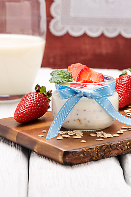 포토 JPG 해외이미지 리본 딸기 유리병 디저트 실내 사람없음 민트 요거트 나무도마 나무탁자 해외202004 해외포토 음식 과일 탁자 병_용기 유제품 도마 내부 목재 허브 파일형식 이미지허브