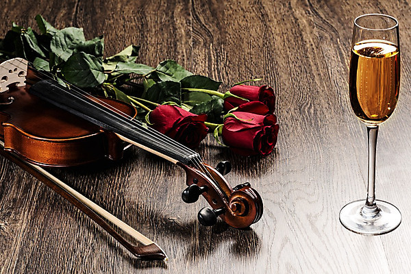 포토 JPG 해외이미지 와인잔 사람없음 장미 와인 우아함 바이올린 나무바닥 바이올린활 해외202004 해외포토 꽃 컨셉 술잔 현악기 바닥 주류 파일형식 이미지허브