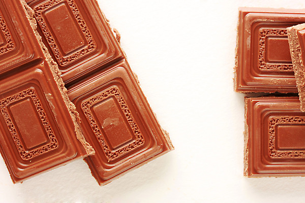 포토 JPG 해외이미지 스튜디오촬영 음식 재료 사탕 사람없음 갈색 초콜릿 어둠 블록 흰색 횡단보도 고급 달콤 유혹 흰배경 질감 코코아 중독 충동구매 고립 해외202004 해외포토 음료 컬러 백그라운드 컨셉 디저트 실내 쇼핑 보행로 맛 과소비 파일형식 이미지허브