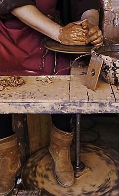 포토 JPG 해외이미지 모양 전통 손 문화 어린이 손가락 기술 관리 창조 미술 사람 사람없음 갈색 꽃병 젖음 터치 조끼 업무 작업 바퀴 항아리 도자기 원형 작업실 사발 제조 냄비 서식 함선 만들기 예술가 점토 진흙 장인 조형 주인 수공예 도예가 조각가 핸드메이드 해외202004 해외포토 도형 직업 꽃 컬러 배_교통 모션 문화예술 신체부위 외투 사기그릇 솥 공예 파일형식 이미지허브