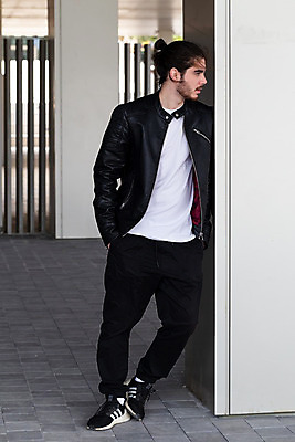 포토 JPG 해외이미지 백인 모델 1 라이프스타일 헤어스타일 응시 옷 남자 벽 포즈 백그라운드 셔츠 수염 거리 한명 서기 사람 성인 야외 유행 재킷 흰색 도시 비즈니스맨 자신감 옷입기 지역 심각 스타일 힙스터 해외202004 해외포토 서양인 시선 패션 감정 컬러 컨셉 상의 비즈니스 모션 생활 외투 직장인 파일형식 이미지허브