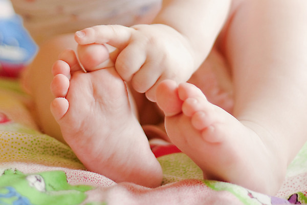 포토 JPG 해외이미지 모델 손 딸 행복 얼굴 어린이 자연 놀이 미래 새로움 건강 한명 웃음 사람 파란색 흰색 아기 신생아 오픈 입 달콤 작음 부드러움 세대 돌봄 해외202004 해외포토 1 감정 컬러 컨셉 가족 모션 표정 신체부위 감각 맛 크기 생태계 파일형식 이미지허브