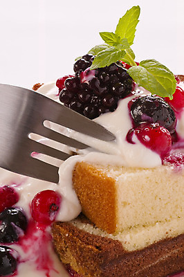 포토 JPG 해외이미지 접시 조각 백그라운드 잎 과일 딸기 디저트 사람없음 장식 빨간색 초록색 케이크 기쁨 빵집 흰색 신선 달콤 맛 굽기 민트 크림 요거트 고립 요구르트 카피스페이스 해외202004 해외포토 식물 식기 감정 음식 컬러 컨셉 유제품 상점 공백 구이 허브 파일형식 이미지허브