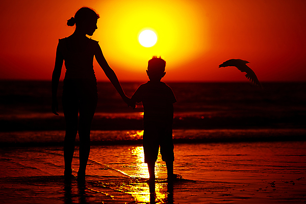포토 JPG 해외이미지 전신 여자 남자 실루엣 어린이 바다 여행 가족 휴가 함께함 풍경 소년 성인 해변 야외 두명 여름 손잡기 일몰 저녁 해외202004 해외포토 계절 컨셉 관계 모션 촬영기법 사람 노을 야간 파일형식 이미지허브