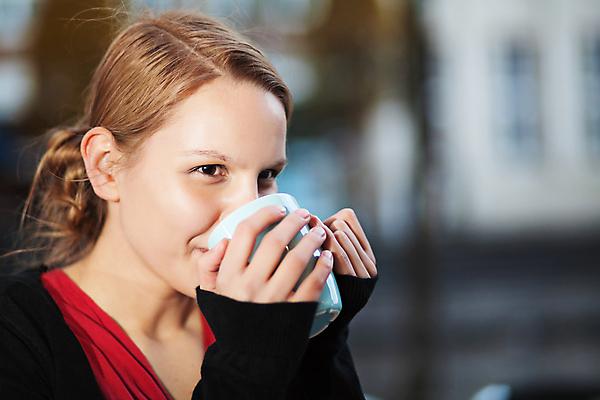 포토 JPG 해외이미지 행복 커피 음료 관리 한명 사람 야외 컵 가로 금발 식당 초콜릿 황혼 새벽 머그컵 잡기 뜨거움 해외202004 해외포토 자연요소 1 헤어스타일 식기 감정 모션 디저트 상점 일몰 파일형식 이미지허브