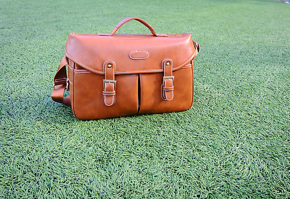 포토 JPG 해외이미지 길 여행 가방 휴가 노동자 손잡이 사람없음 야외 가로 초록색 갈색 유행 여행가방 수확 골동품 짐 업무 거친 클래식 가죽 자르기 오브젝트 싱글 질감 복고 팩 숨김 옛날 스타일 해외202004 해외포토 직업 잡화 컬러 컨셉 농업 모션 화장품 작업 파일형식 이미지허브